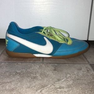 Indoor soccer shoes